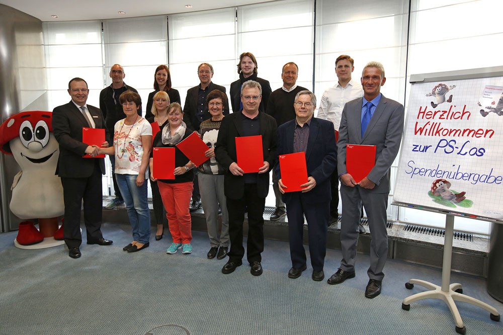 Peter Stark (l.), Leiter der Vertriebsdirektion Nord der Sparkasse Leipzig, übergab gestern Vereinen und gemeinnützigen Institutionen symbolische Spendenschecks. Foto: PUNCTUM/Stefan Hoyer