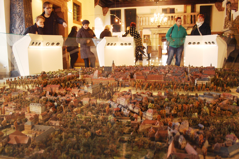 Blick übers Stadtmodell und die neuen Bedienpulte von Süden aus. Foto: Ralf Julke