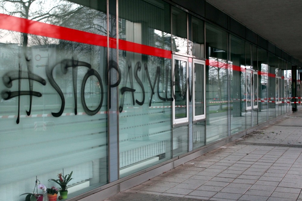 Steine, Farbbeutel und ein Schriftzug "stopasyllaw" heute am Technischen Rathaus in der Prager Straße, welches auch die Ausländerbehörde beheimatet. Foto: PD Leipzig