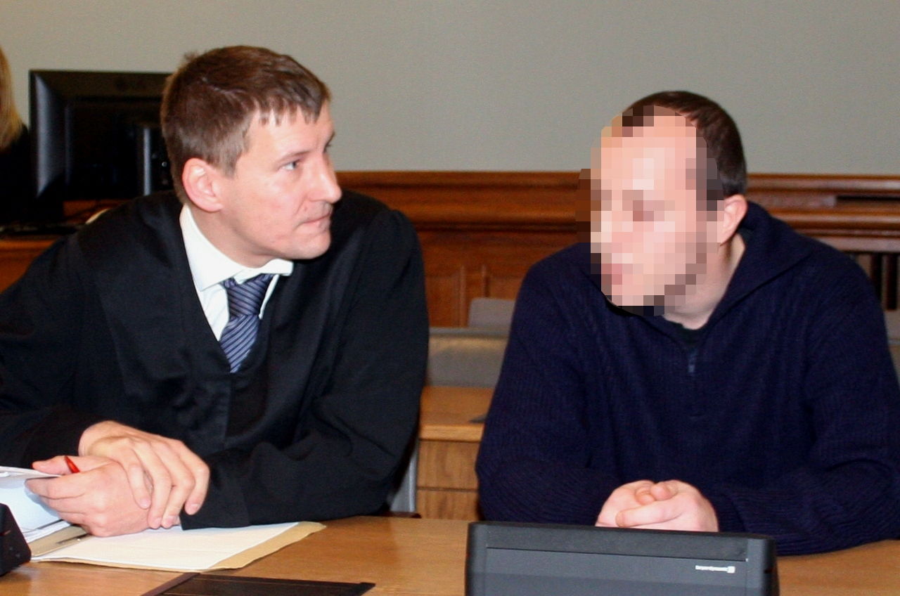 Strafverteidiger Sven Kuhne und der Angeklagte Marcel S. Foto: Alexander Böhm