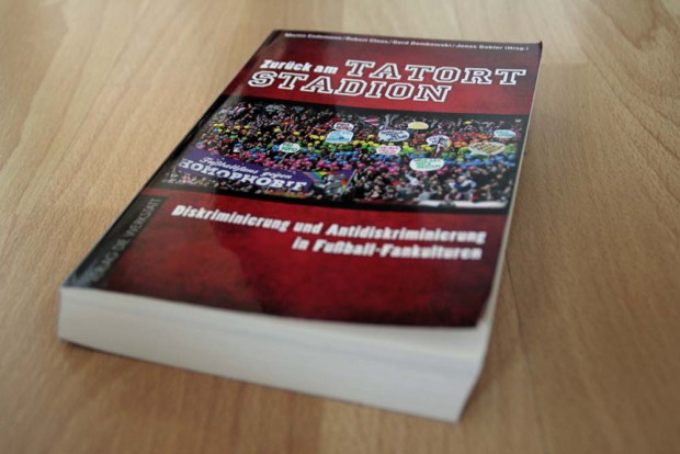 Der Sammelband "Zurück am Tatort Stadion". Foto: Martin Schöler