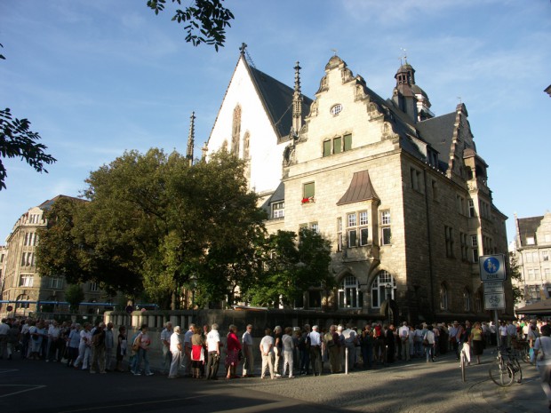 Für Musik stehen die Leipziger auch mal Schlange - wie hier an der Thomaskirche. Foto: Karsten Pietsch