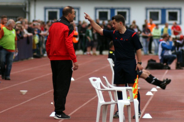 RB-Trainer Timo Vogel wird von Linienrichter zurechtgewiesen. Foto: Alexander Böhm