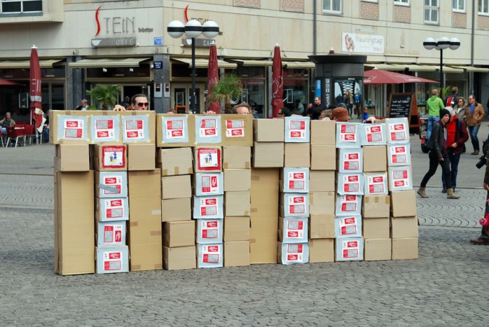 TTIP als Mauer für Menschen auf dem Leipziger Marktplatz