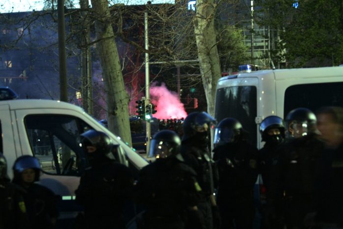Unschöne Szenen - Es fliegt ein Bengalo Richtung Legida