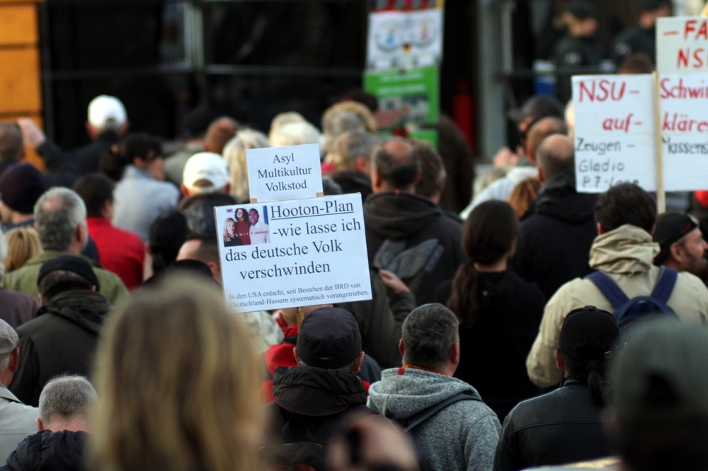 De "Volkstod-Verschwörung" bei Legida. Scheinbar glauben einige der Demonstranten, es gäbe einen Plan, das deutsceh Volk auszurotten. Eine gern genommene Verschwörungstheorie unter Pegida- und Legidaanhängern. Foto: L-IZ.de