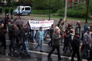 Politiker als "Volksverräter" - immer wieder mit brachialen Parolen auf der Suche nach der hohen Moral. Legida am 27. April in Leipzig. Foto: L-IZ.de