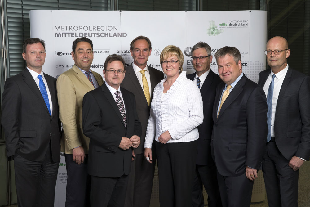 v.l.: Herr Oliver Fern (Vorstand LBBW Sachsen Bank und Schatzmeister im Vorstand), Herr Markus Kopp (Vorstand Mitteldeutsche Airport Holding und Schriftführer im Vorstand), Herr Frank Bannert (Landrat Landkreis Saalekreis und Vorstandsmitglied), Herr Burkhard Jung (Oberbürgermeister der Stadt Leipzig und 1. Vorsitzender des Vorstandes), Frau Michaele Sojka (Landrätin Landkreis Altenburger Land und Vorstandsmitglied), Herr Reinhard Kroll (Geschäftsführer TOTAL Raffinerie Mitteldeutschland GmbH und 2. Vorsitzender des Vorstandes), Herr Klaus Papenburg (Geschäftsführer GP Günter Papenburg AG und Vorstandsmitglied) und Herr Dr. Bernd Wiegand (Oberbürgermeister der Stadt Halle/Saale und Vorstandsmitglied). Foto: Tom Schulze