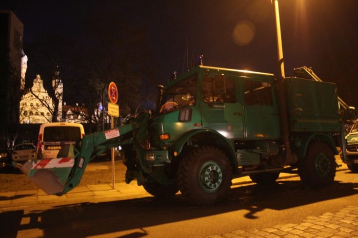Was auch immer die Polizei geplant hatte - In der Dimitroffstraße stand schweres Gerät bereit