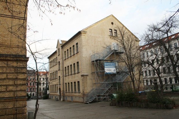 Wird nun zusammen mit der Sporthalle extra behandelt: Haus 2 der Weiße-Schule. Foto: Ralf Julke