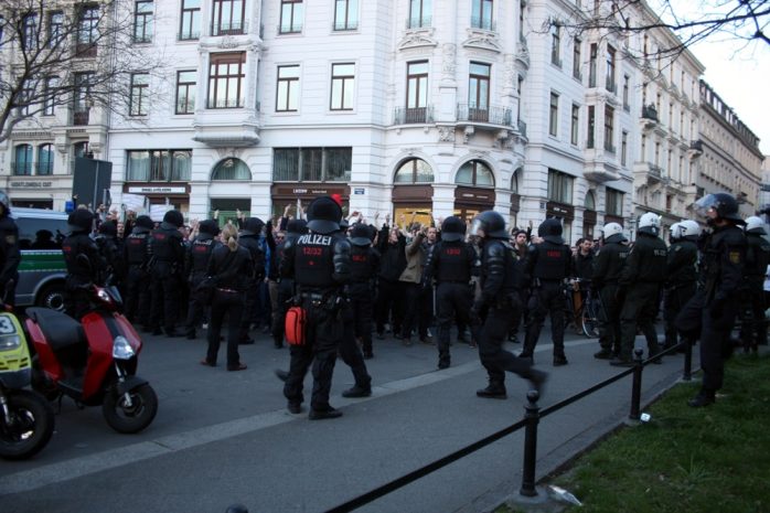 Weiterer Gegenprotest vor der Thomaskirche