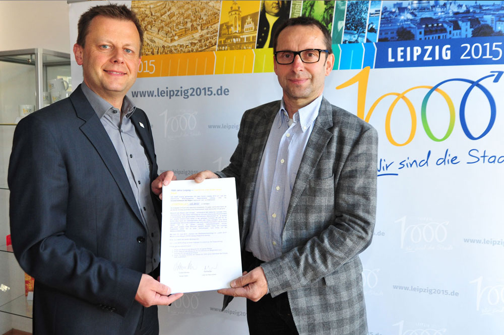 v.l. Torsten Bonew und Roman Schulz mit dem Aufruf an die Grundschulen. Foto: Dieter Grundmann/Westend-PR