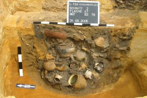 Fundgrube für Archäologen: Eine ausgegrabene Latrinengrube auf dem Wilhelm-Leuschner-Platz. Foto: Landesamt für Archäologie Sachsen