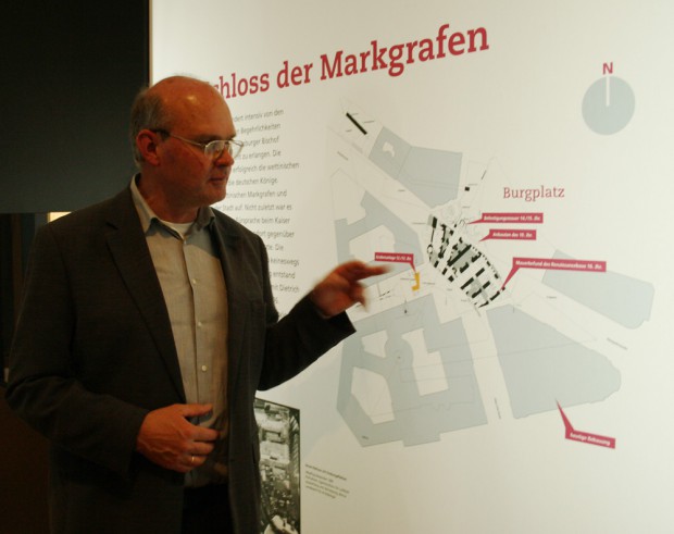 Dr. Thomas Westphalen vor der Karte mit den wenigen Spuren des alten Schlosses der Markgrafen.  Foto: Ralf Julke