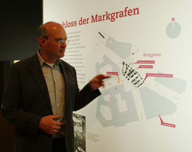 Dr. Thomas Westphalen vor der Karte mit den wenigen Spuren des alten Schlosses der Markgrafen. Foto: Ralf Julke