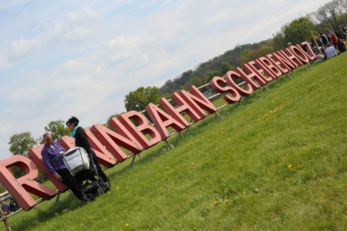 Der historische Schriftzug hat seinen Platz gefunden. Foto: Jan Kaefer