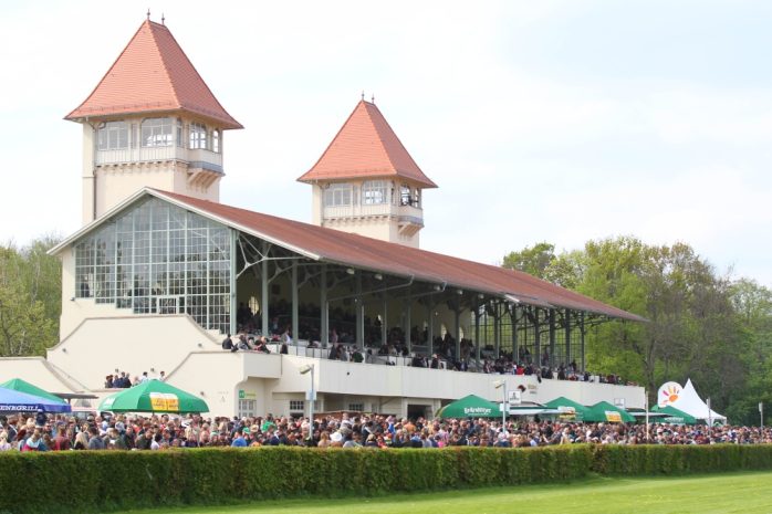 Die bestens gefüllte Haupttribüne. Mit 22.500 Zuschauern konnte ein Besucherrekord vermeldet werden. Foto: Jan Kaefer