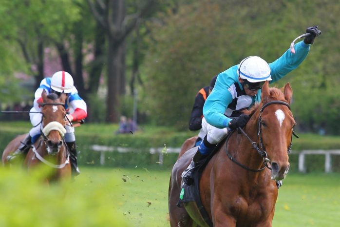 Jockey Helfenbein treibt Erato (#1) im 5. Rennen zum Sieg. Foto: Jan Kaefer