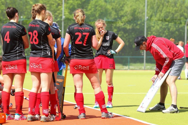 ATV-Trainer Axel Thieme gibt seinem Team die taktische Route vor. Foto: Jan Kaefer