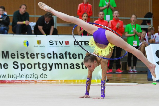 Mehrkampf der JLK 14: Anna-Lisa Haaße mit dem Reifen. Foto: Jan Kaefer
