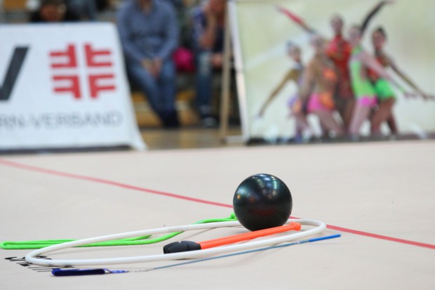 Die Arbeitsgeräte der Athletinnen: Ball, Seil, Reifen und Keulen. Foto: Jan Kaefer