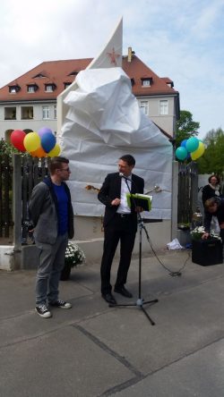 Marc Winkler (li.) im Gespräch mit Pfarrer Maier vor der neuen Eckgestaltung der Bethlehemgemeinde. Foto: Marko HofmannMarc Winkler (li.) im Gespräch mit Pfarrer Maier vor der neuen Eckgestaltung der Bethlehemgemeinde. Foto: Marko Hofmann