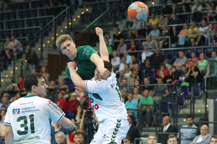 Franz Semper schickt den Ball zum Tor. Foto: Jan Kaefer