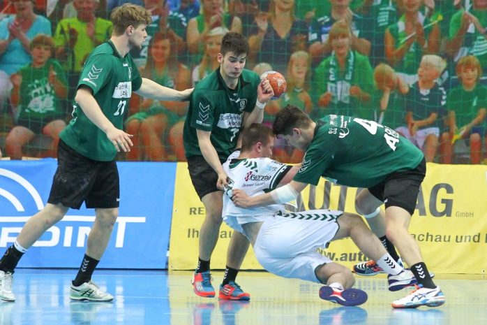 Kompromisslos in der Abwehr: Gregor Remke, Jonas Hönicke, Philip Jungemann (v.l.). Foto: Jan Kaefer