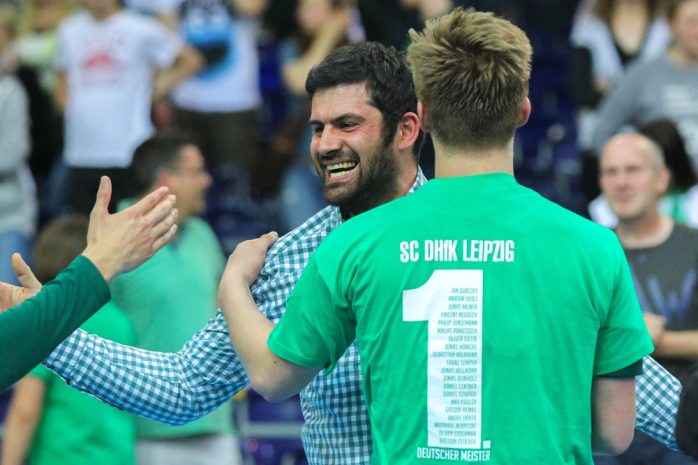 Auch DHfK-Geschäftsführer Karsten Günther gratuliert seinen jungen Meistern. Foto: Jan Kaefer