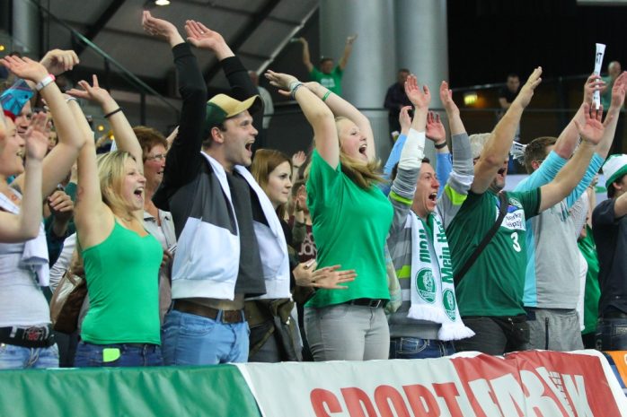 Die DHfK-Fans jubeln mit der Mannschaft. Foto: Jan Kaefer