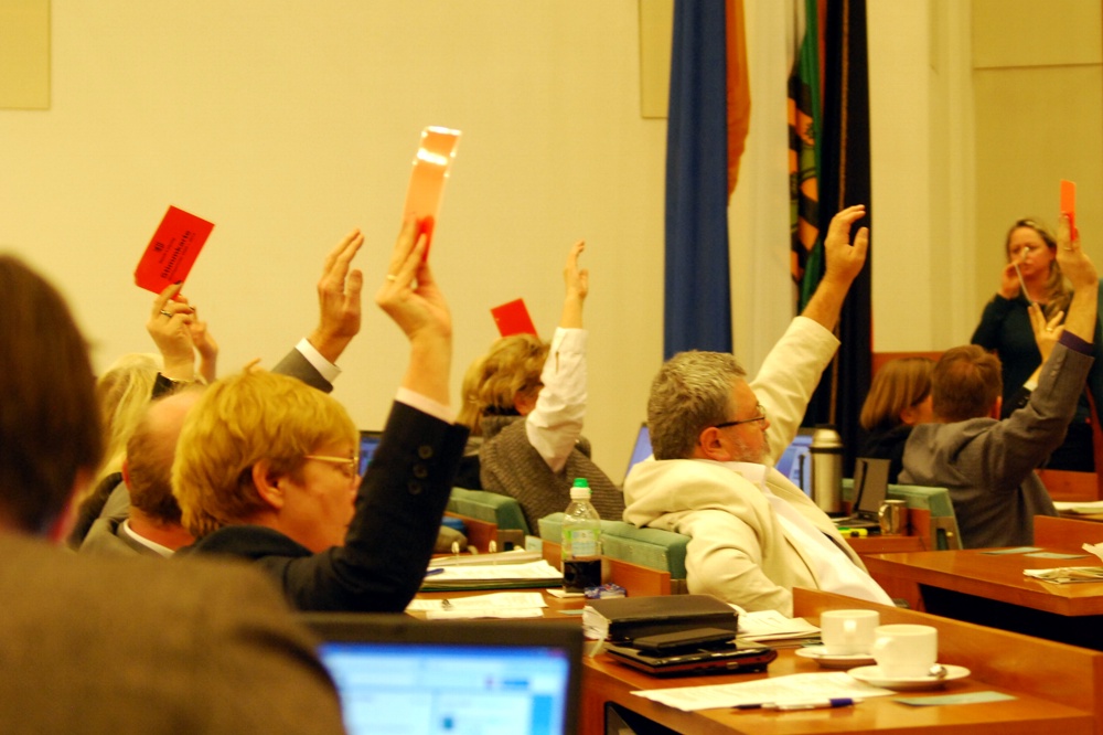 Der Stadtrat tagt mindestens einmal im Monat, Ausschusssitzungen und andere Versammlungen kommen noch dazu. Hier die Fraktion Die Linke bei einer Abstimmung 2014. Foto: L-IZ.de