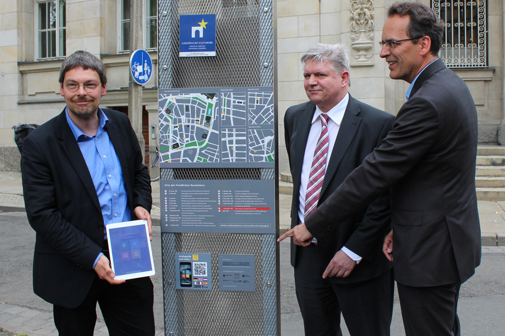 Präsentation an der Runden Ecke: Tobias Hollitzer (Bürgerkomitee Leipzig e.V.), Rüdiger-Michael Ott (Sächsische Staatskanzlei) und Volker Bremer (LTM). Foto: Gedenkstätte Museum in der "Runden Ecke"