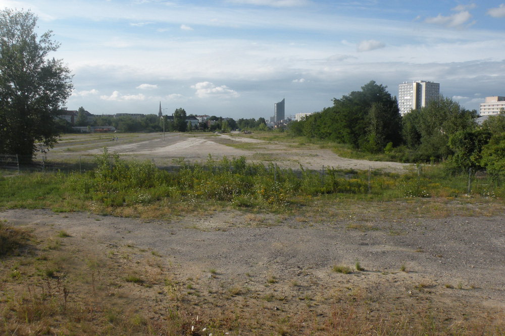 Brachfläche hinterm Bayrischen Bahnhof: Schulneubau immer noch nicht in trockenen Tüchern. Foto: Marko Hofmann