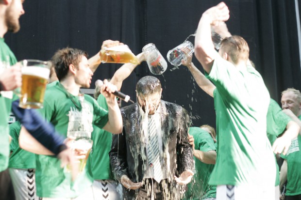 Fast schon in Bier gebadet wurde Karsten Günther von der Mannschaft Foto: Sebastian Beyer