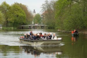 Leipziger Klassiker: Bootsherold unterwegs am Palmgartenwehr. Foto: Ralf Julke