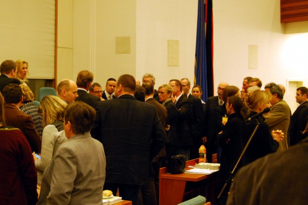 Seltenes Gewimmel im Stadtrat am 21. Januar. Die Ratssitzung wird wegen Legida-Demo per Abstimmung überraschend abgebrochen. Sonst gehts gern rund 6 bis 7 Stunden quer durch die Aktenberge. Foto: L-IZ.de