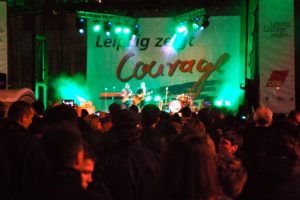 2015 auf dem Leipziger Marktplatz: Gedränge vor der Bühne beim "Courage zeigen"-Konzert. Foto: L-IZ.de