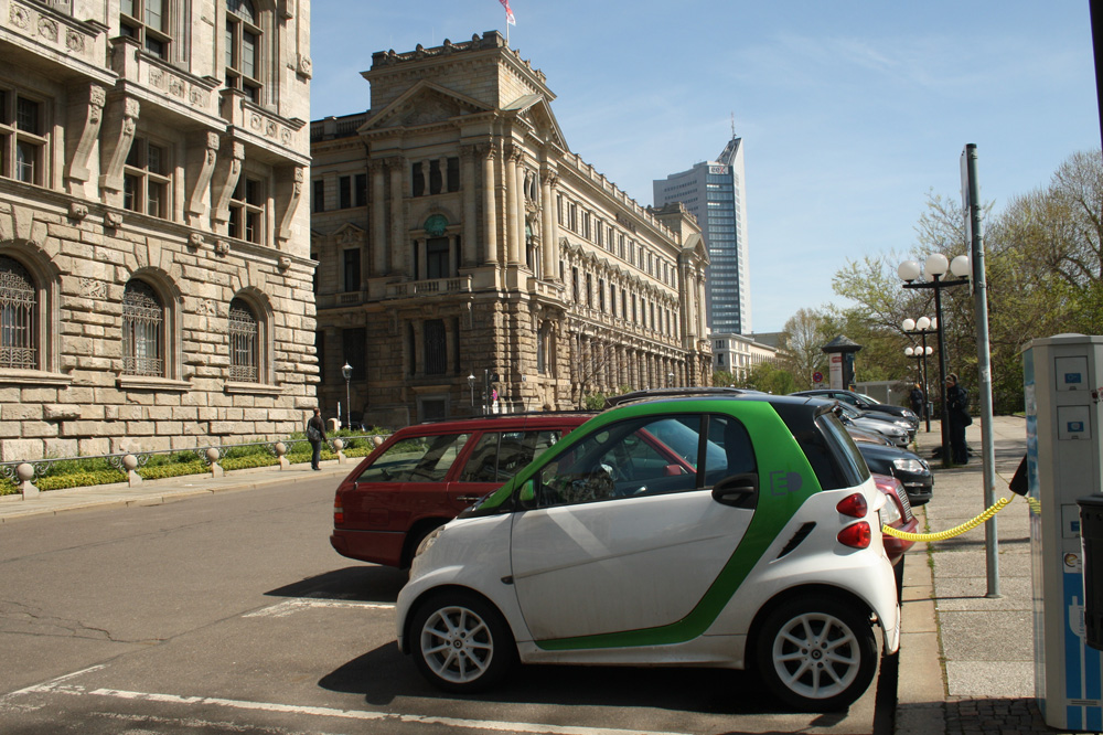 Beliebtes Plätzchen: Ladesäule vorm Neuen Rathaus. Foto: Ralf Julke