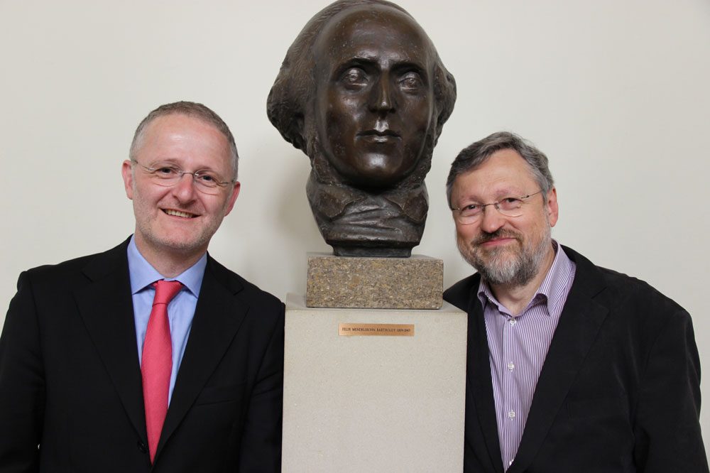 Prof. Martin Kürschner (rechts) und Prof. Robert Ehrlich, im Hintergrund Hochschulgründer Felix Mendelssohn Bartholdy. Foto: HMT