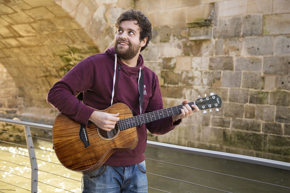 Ein Perlchen im Popgitter - Fabian Bruck. Foto: Handren Faraj