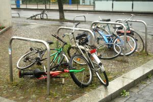 Gestrandet: Herrenlose Fahrräder als Ausschlachtobjekte am Connewitzer Kreuz. Foto: Ralf Julke