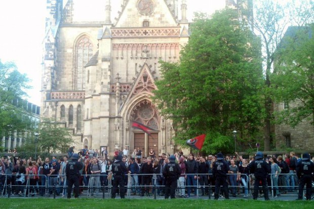 Gegen 20:05 Uhr Gegenprotest an der Thomaskirche. Foto: L-IZ.de