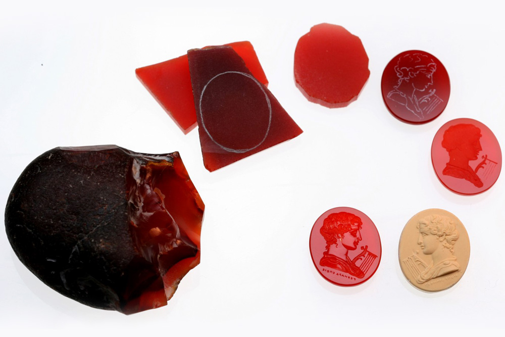 Eine für die Ausstellung angefertigte Serie des Edelsteingraveurs Gerhard Schmidt (Idar Oberstein), in der der Weg vom Rohmaterial zum fertigen geschnittenen Stein nachvollzogen werden kann. Foto: Gerhard Schmidt