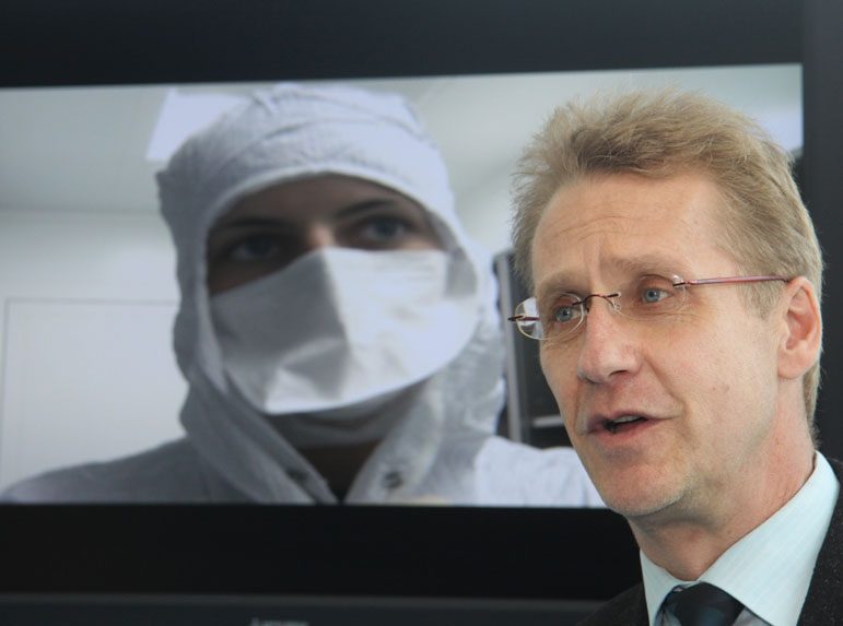 Dr. Gerno Schuknecht von der Abteilung Zelltechniken des IZI, Foto: Matthias Weidemann