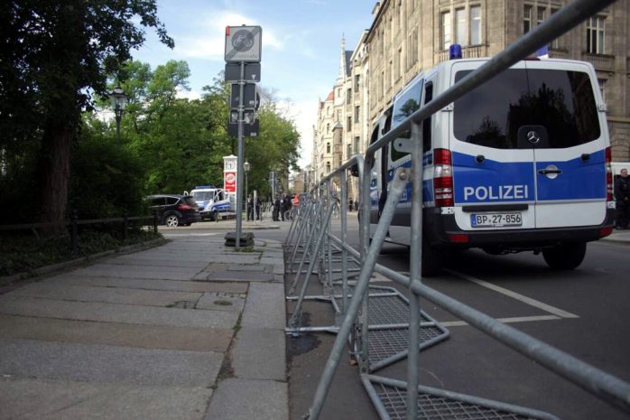Wie viele werden sich heute auf beiden Seiten einfinden? Die Polizei war zuletzt wieder zu einer defensiveren Taktik zurückgekehrt. Foto: L-IZ.de