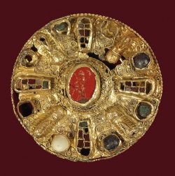 Merowingische Goldfibel aus Quedlinburg mit antiker Gemme aus dem 7. Jahrhundert. Foto: Signa Graphik Design Atelier