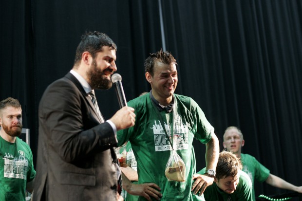 Klatschnass verkündete Geschäftsführer Karsten Günther die Vertragsverlängerung mit Christian Prokop (r.) Foto: Sebastian Beyer