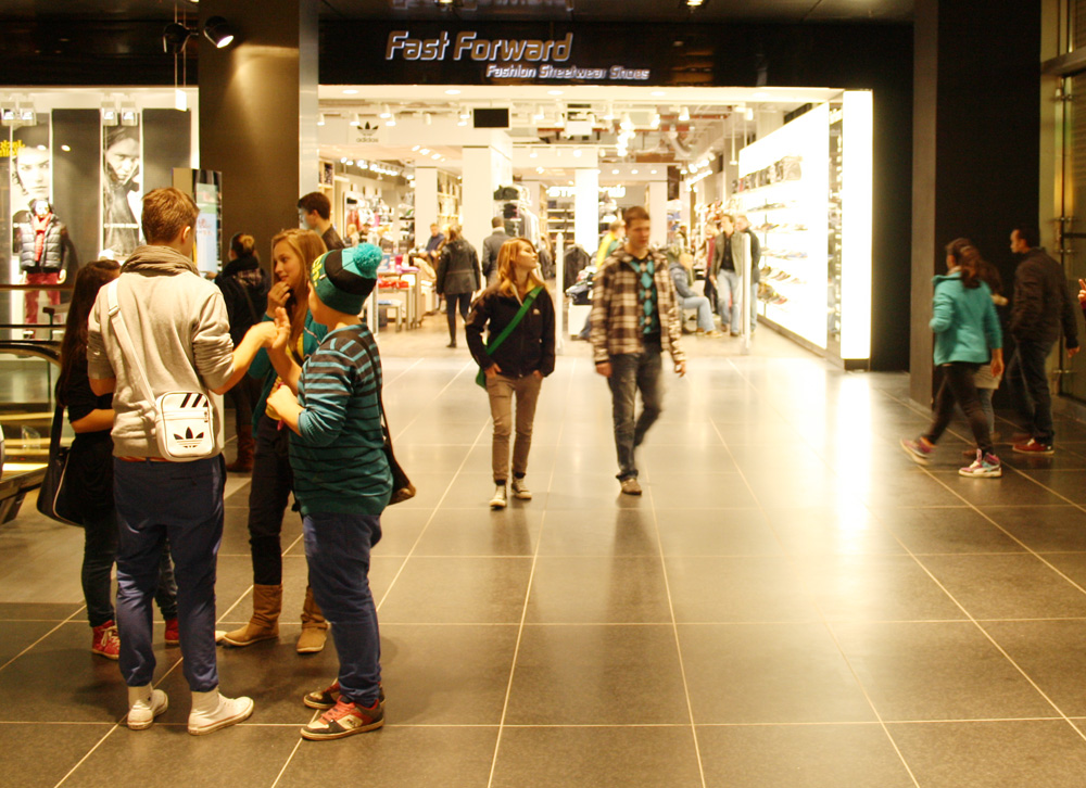 Viele Angebote in den "Höfen am Brühl" zielen vor allem auf junge Kundschaft. Foto: Ralf Julke