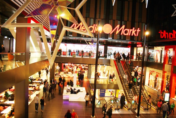 Alles in einer Büchse: Hier der weihnachtliche Media Markt in den "Höfen am Brühl". Foto: Ralf Julke