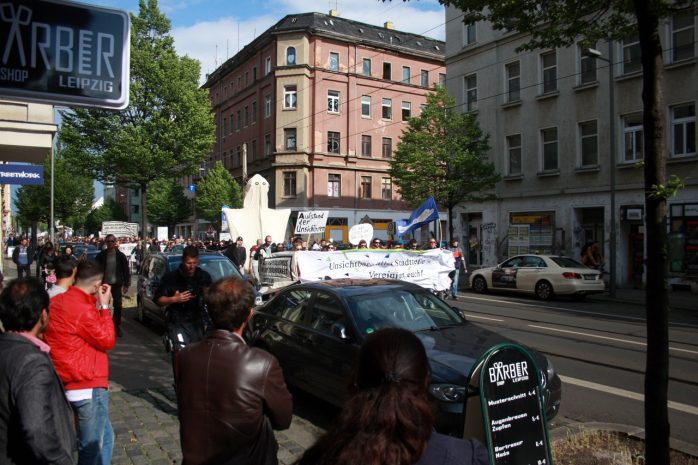 Zuschauer in der Eisenbahnstraße beobachten Demonstrationszug. Foto: Alexander Böhm